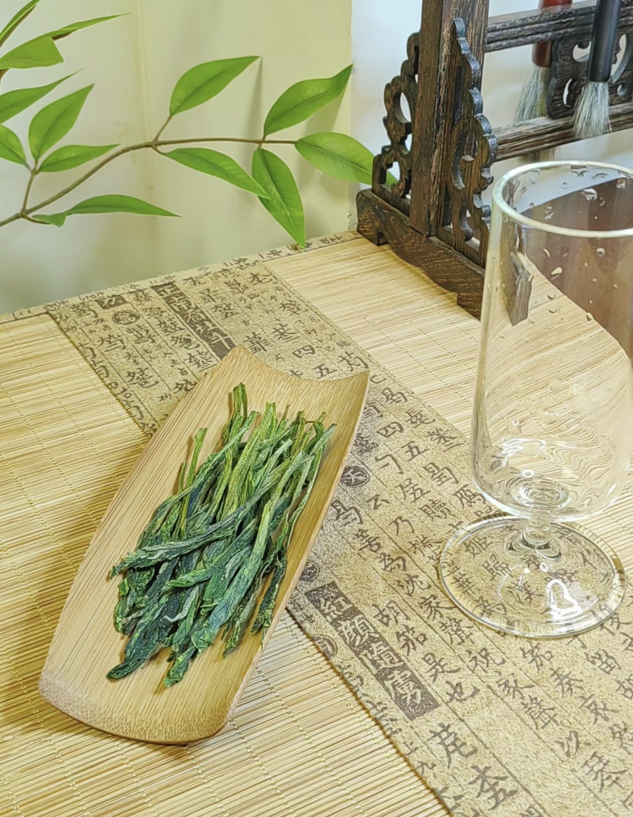 太平猴魁，茶中奇珍，叶片修长，色泽苍绿。 配图1