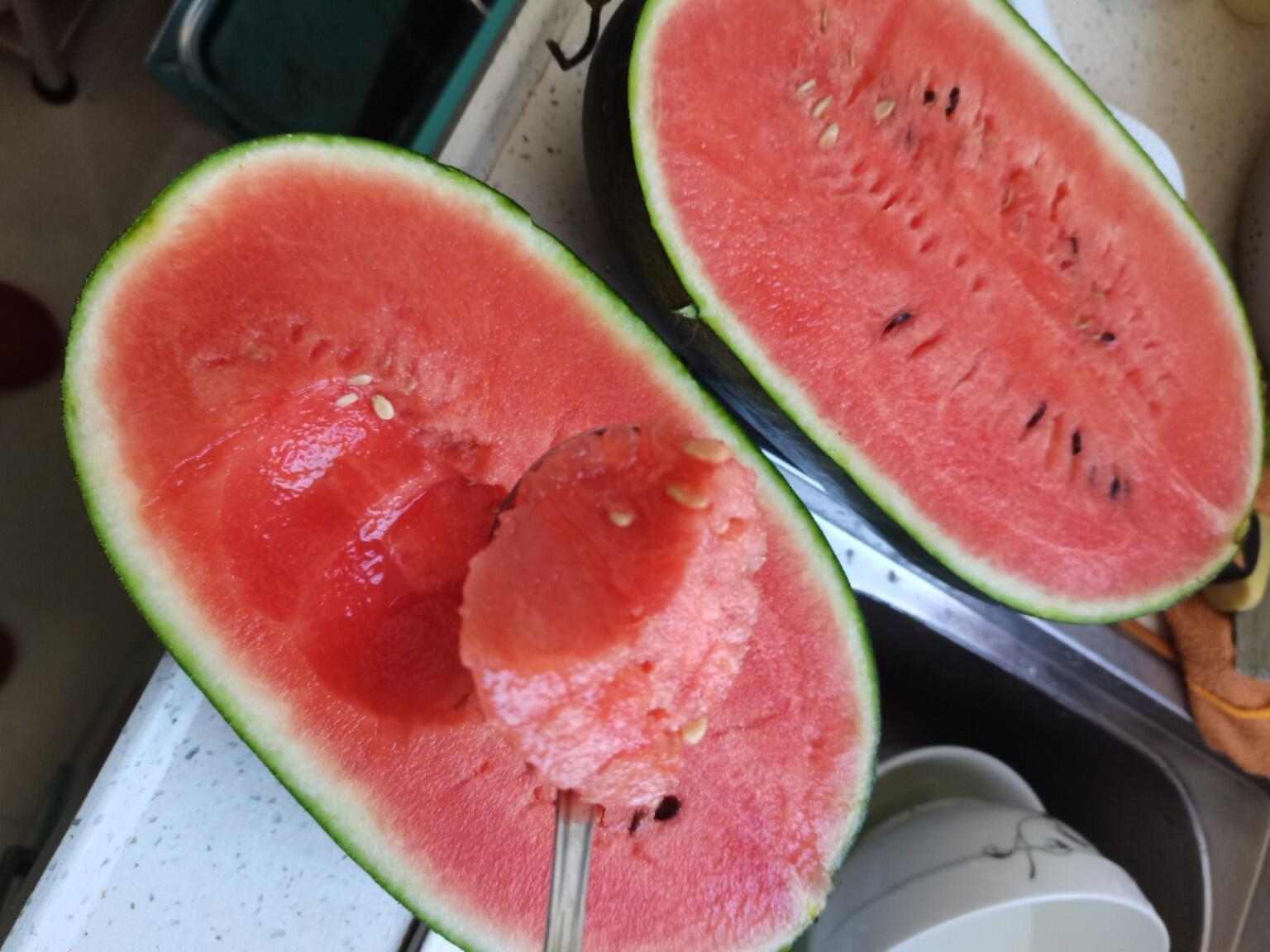 🍉 黑美人西瓜清凉解渴！ 果肉红润多汁， 配图1