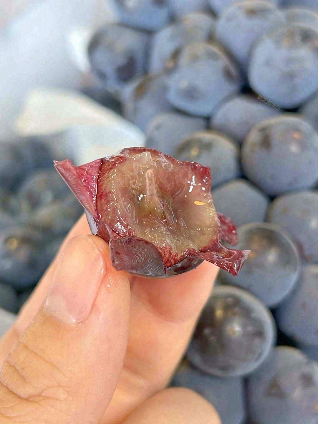🍇 夏黑葡萄来啦！ 果粒饱满，果肉脆甜， 配图1