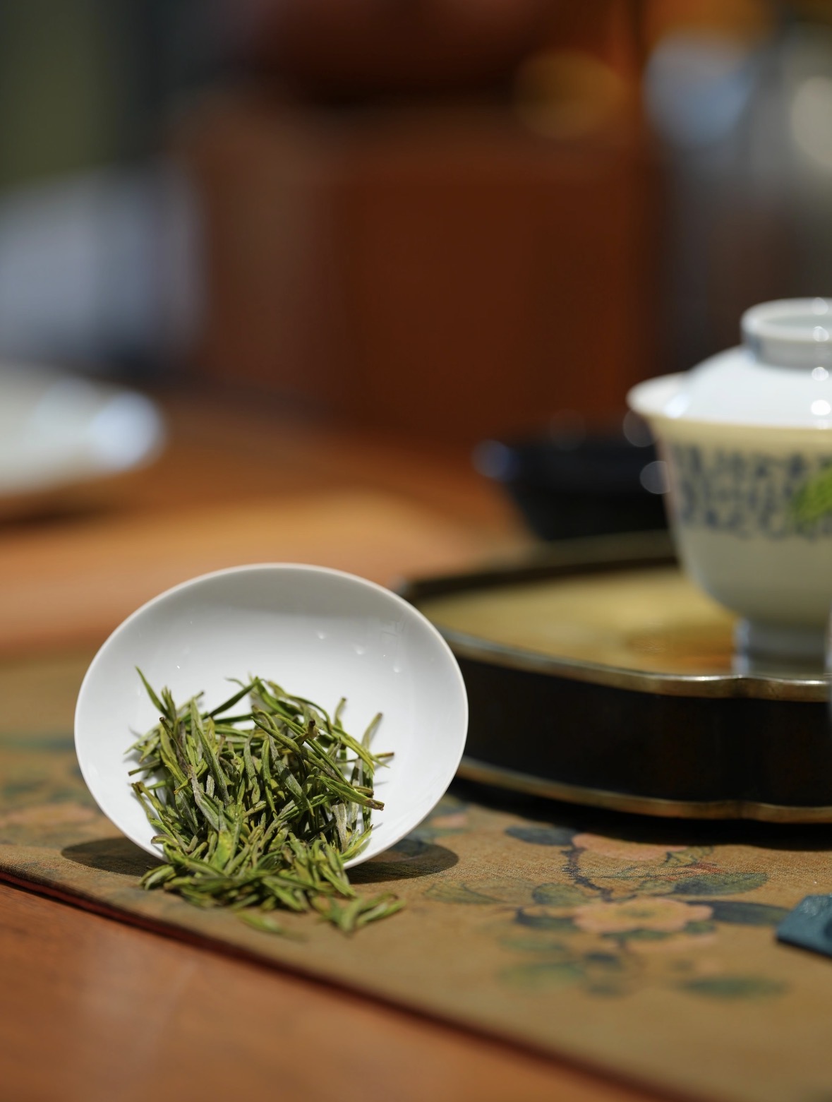 春风入茶山，安吉白茶头采上新。叶白脉翠， 配图1