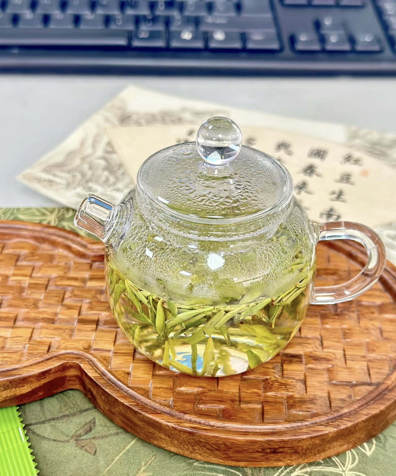 竹叶青：外观翠绿鲜亮，扁平光滑，形似秀竹 配图1