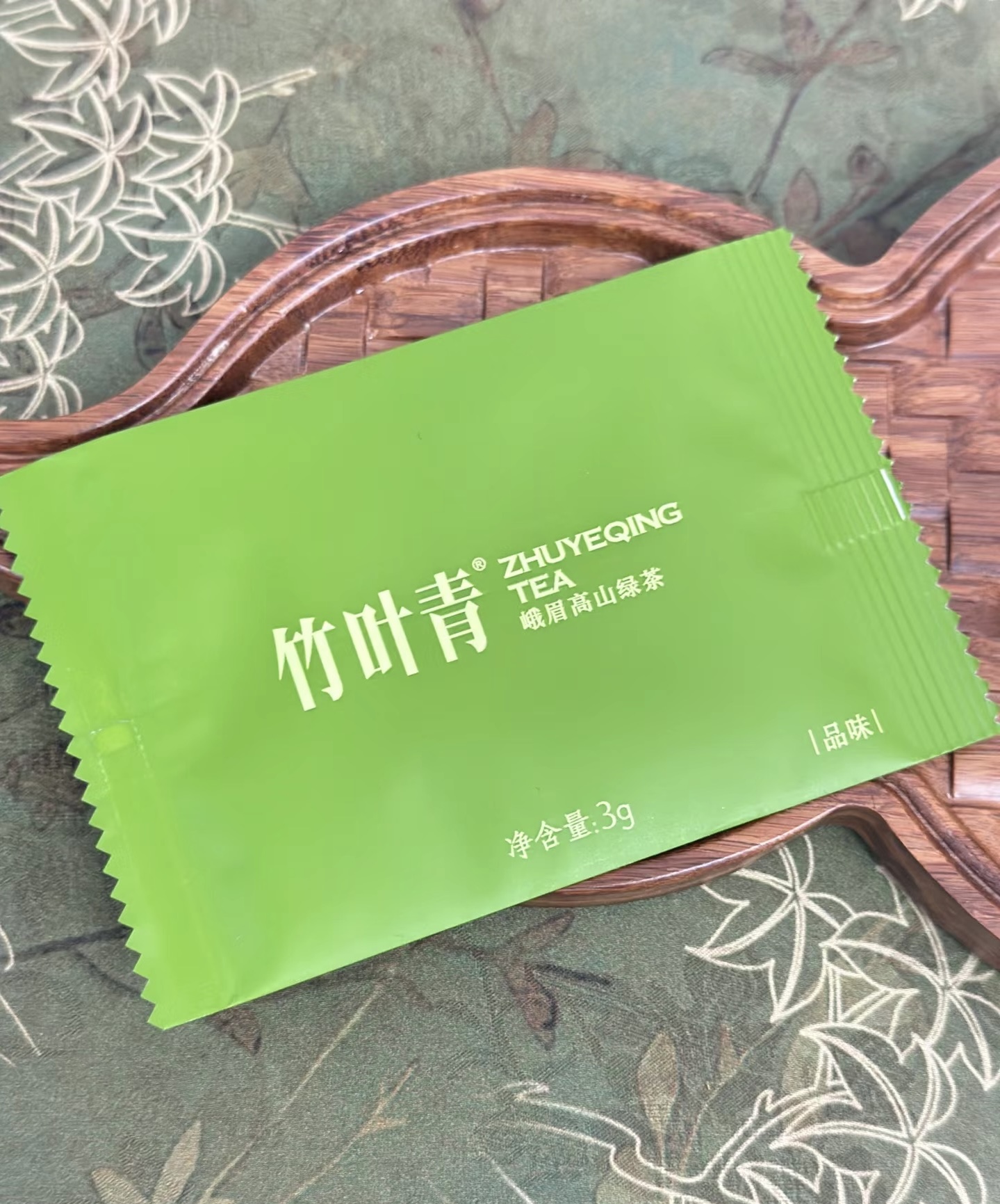 竹叶青：外观翠绿鲜亮，扁平光滑，形似秀竹 配图3