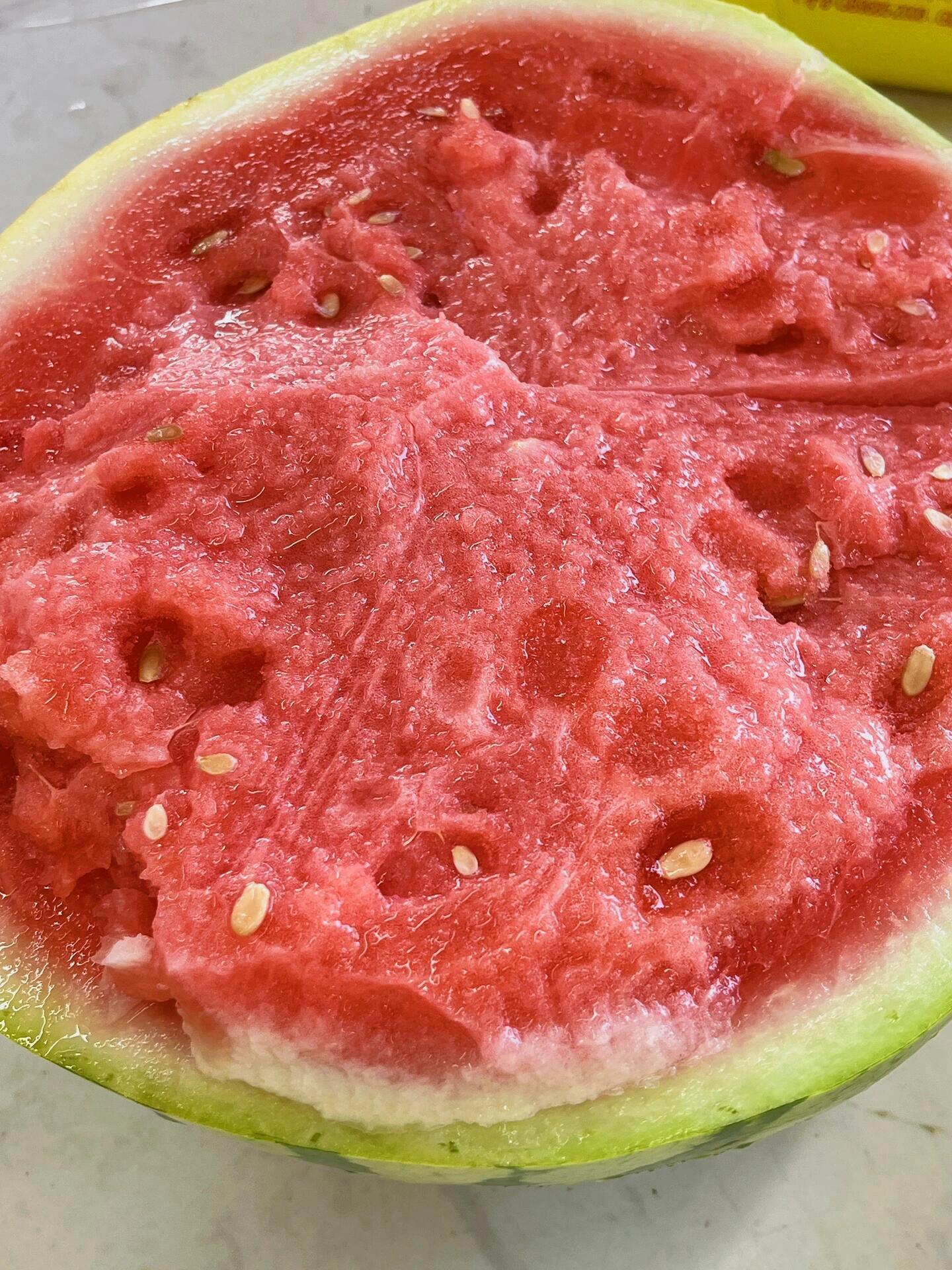 🔆 这么闷热的天 还是抱着🍉 西瓜吃最实 配图2