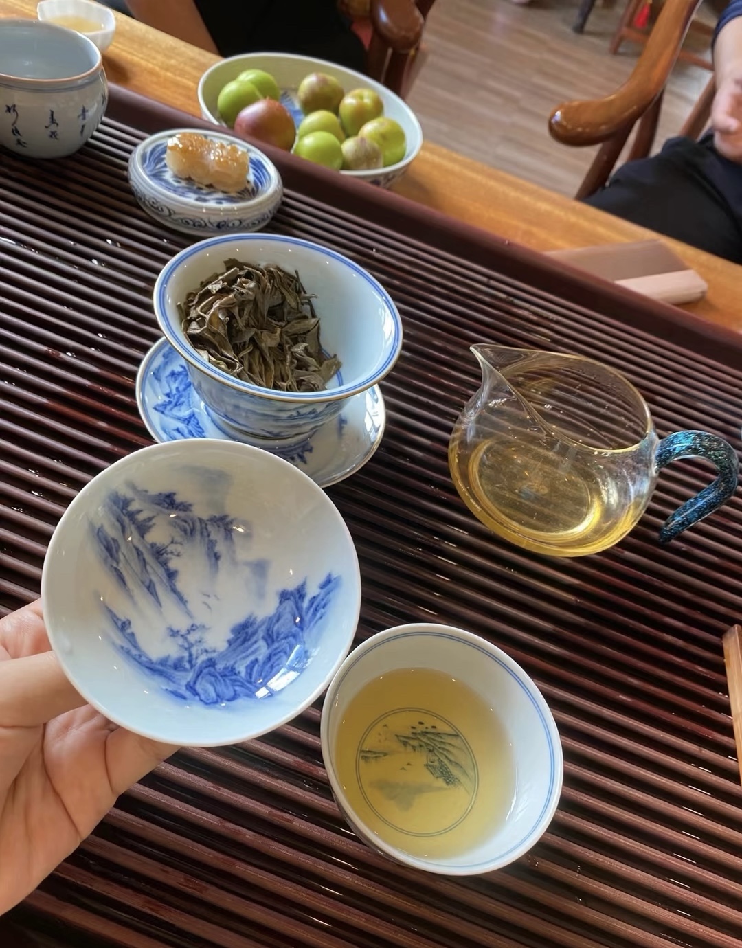 有些话，要在“茶”里说才浓，有些事要在“ 配图1