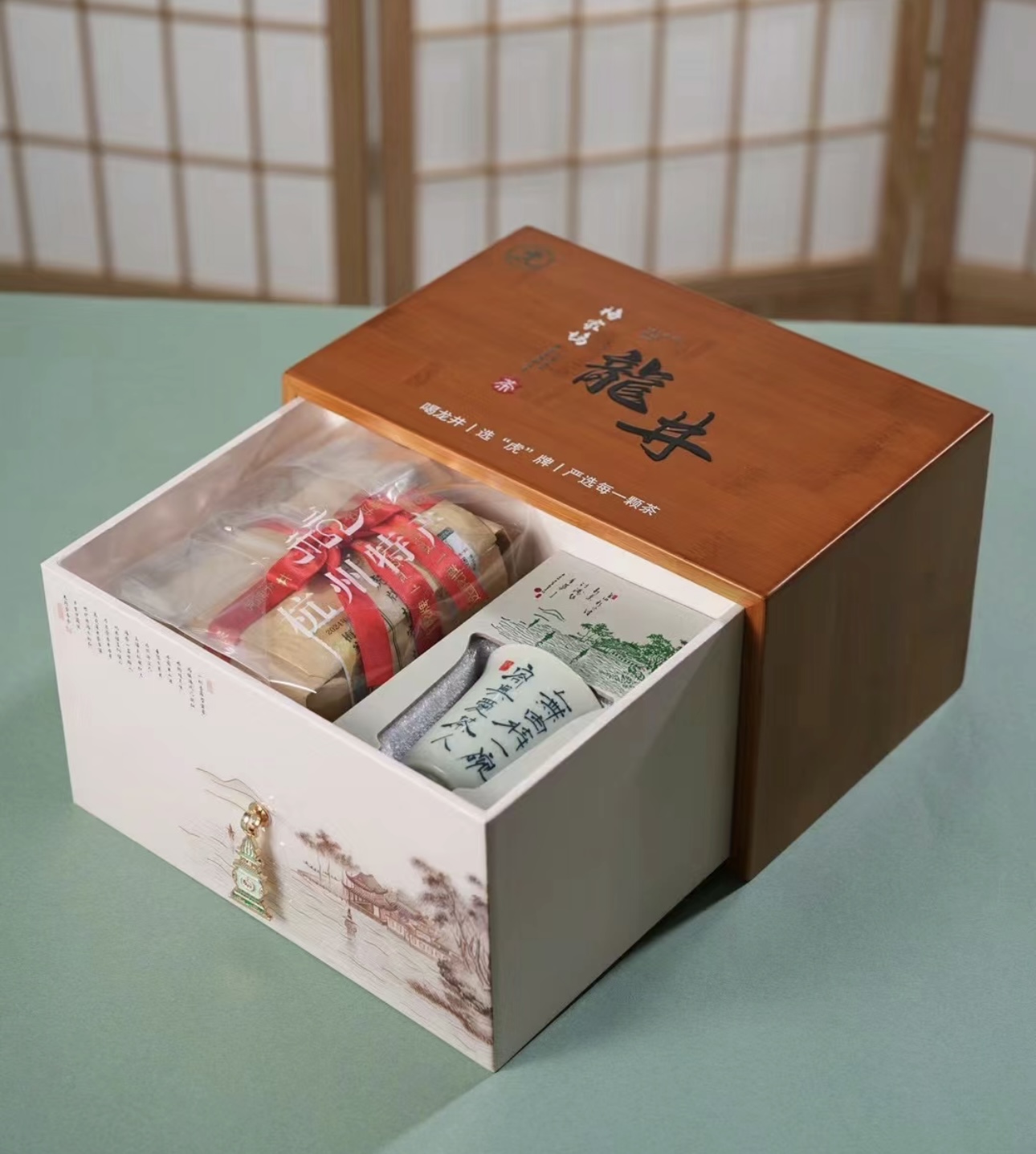 龙井茶色泽翠绿，香气浓郁，甘醇爽口，形如 配图2