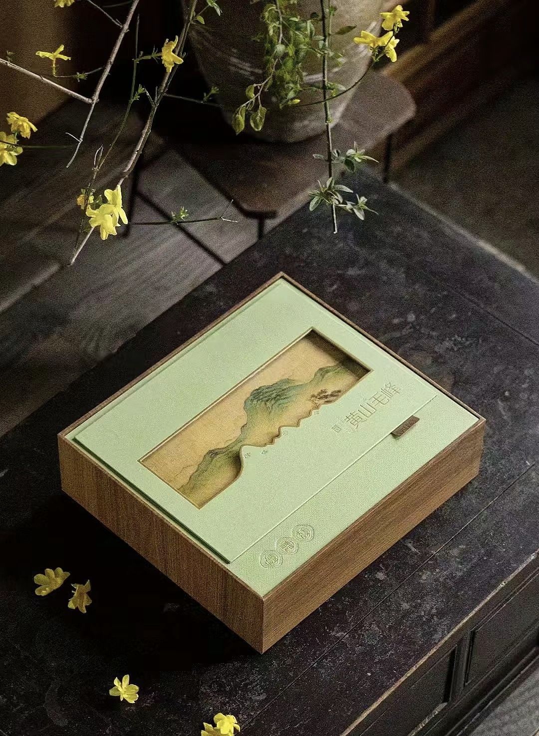 黄山毛峰，茶中珍品。外形微卷，状似雀舌， 配图2