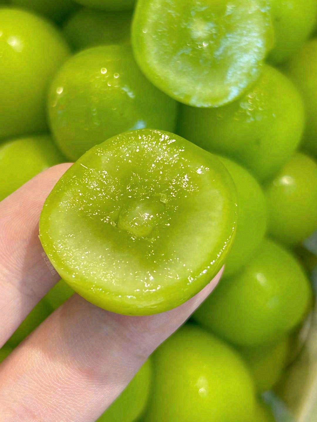 🍇大串晴王葡萄 每一串拎起来都沉甸甸的， 配图1