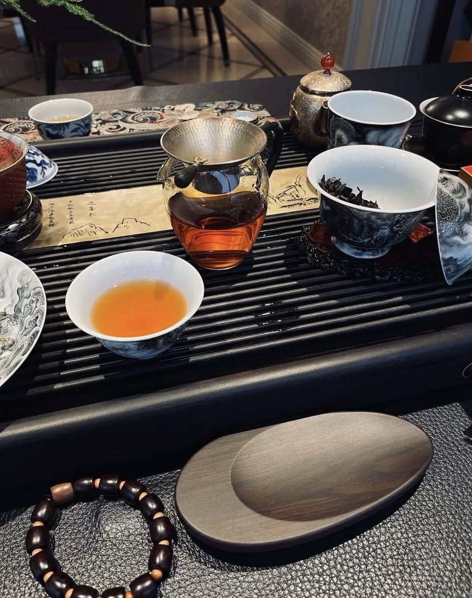 肉桂茶的叶片大而厚，叶面呈深绿色，叶背泛 配图1