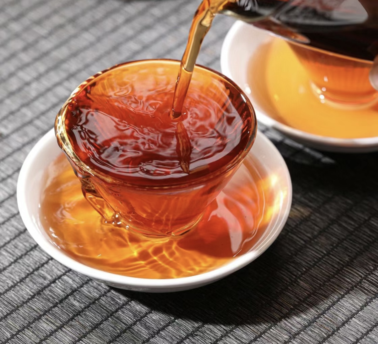  采用明前布朗山古树茶为原料，经传统工 配图3