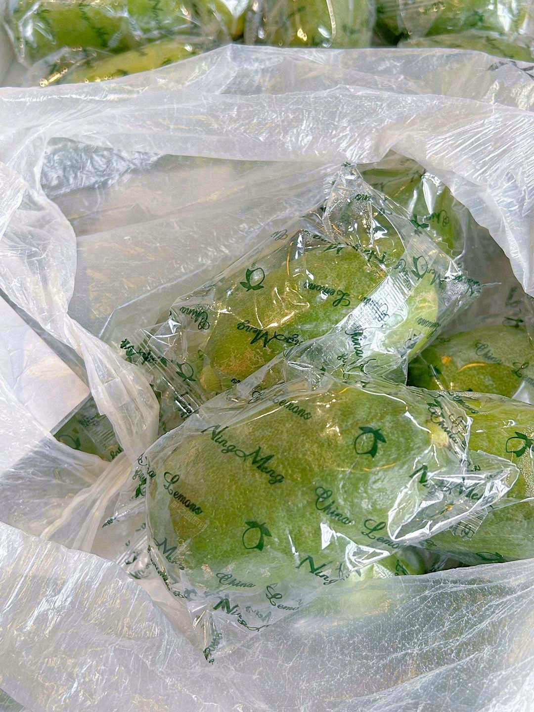 🍋切开后果肉呈淡淡的青黄色，香气四溢🌿汁 配图3