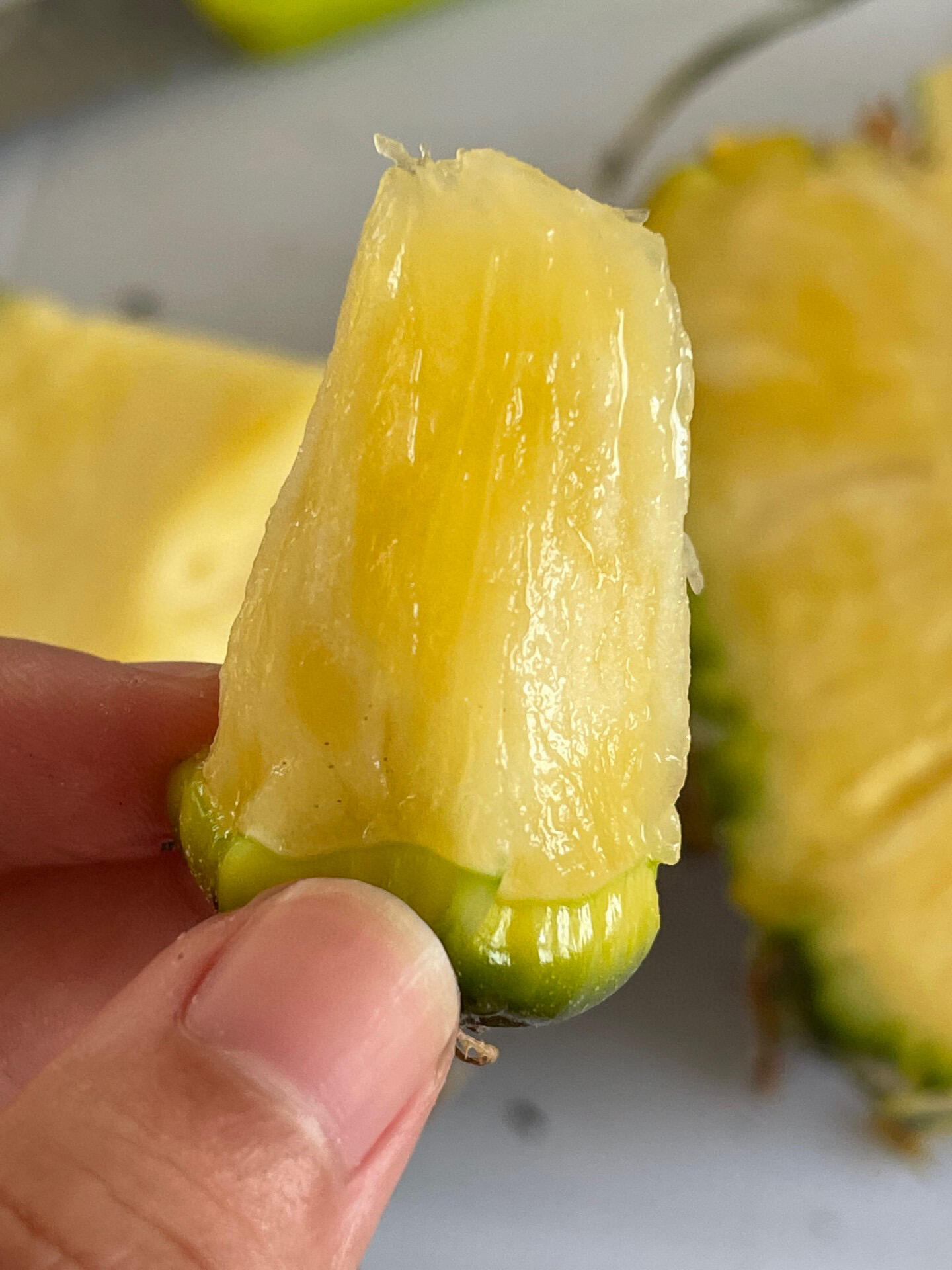 树熟手撕凤梨😍 🍍吃凤梨，你还在苦恼扣眼 配图1