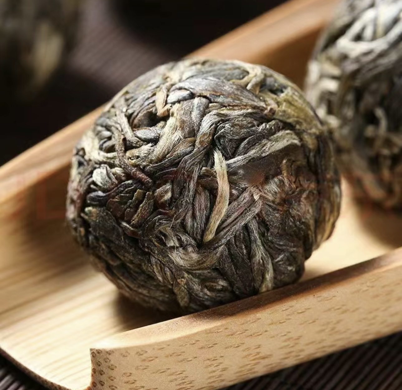 圆润可爱的龙珠，凝聚着茶叶的精华。沸水冲 配图1