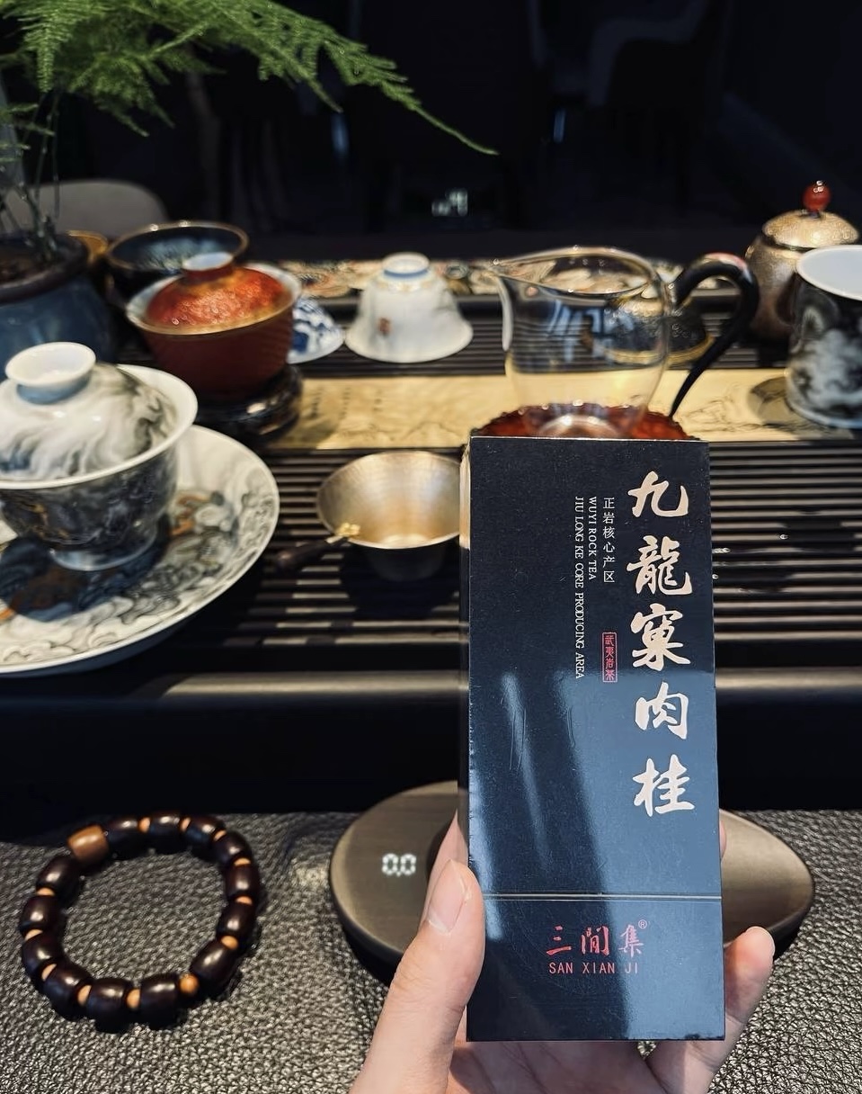肉桂茶的叶片大而厚，叶面呈深绿色，叶背泛 配图2