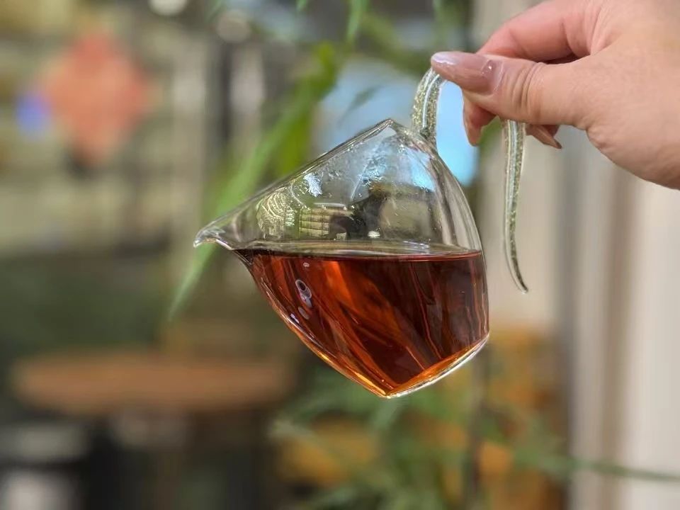 冬天寒冷，茶味更醇厚 捧起茶杯，温暖从手
