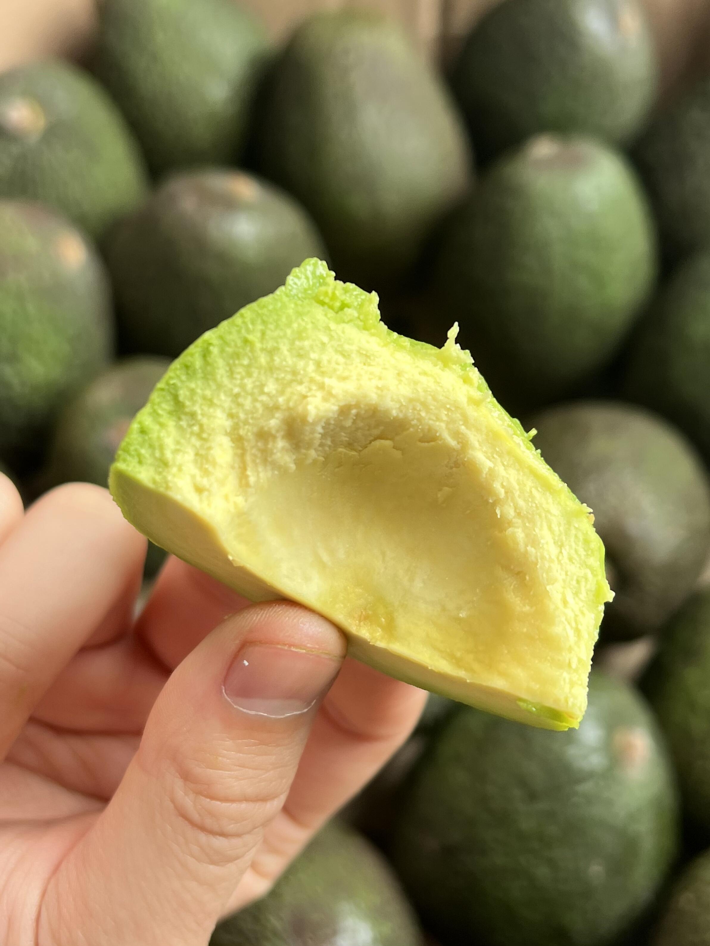 🥑 牛油果来啦！🥑 墨绿外皮藏着奶油般果 配图1