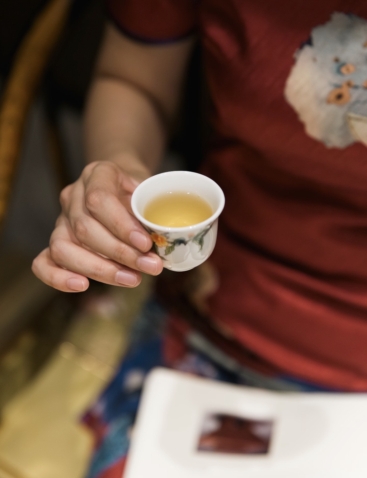 三月春启，宜饮黑金乌龙。 炭焙足火，茶性 配图3
