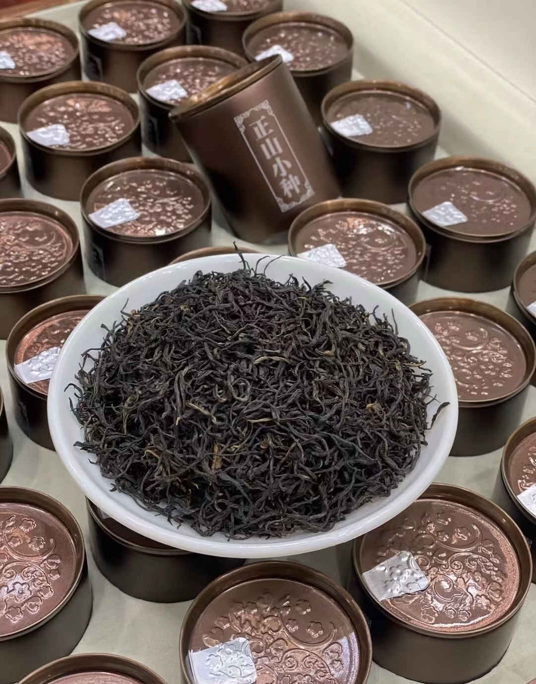 红茶的鼻祖正山小种小罐茶，条形黝黑分明， 配图3
