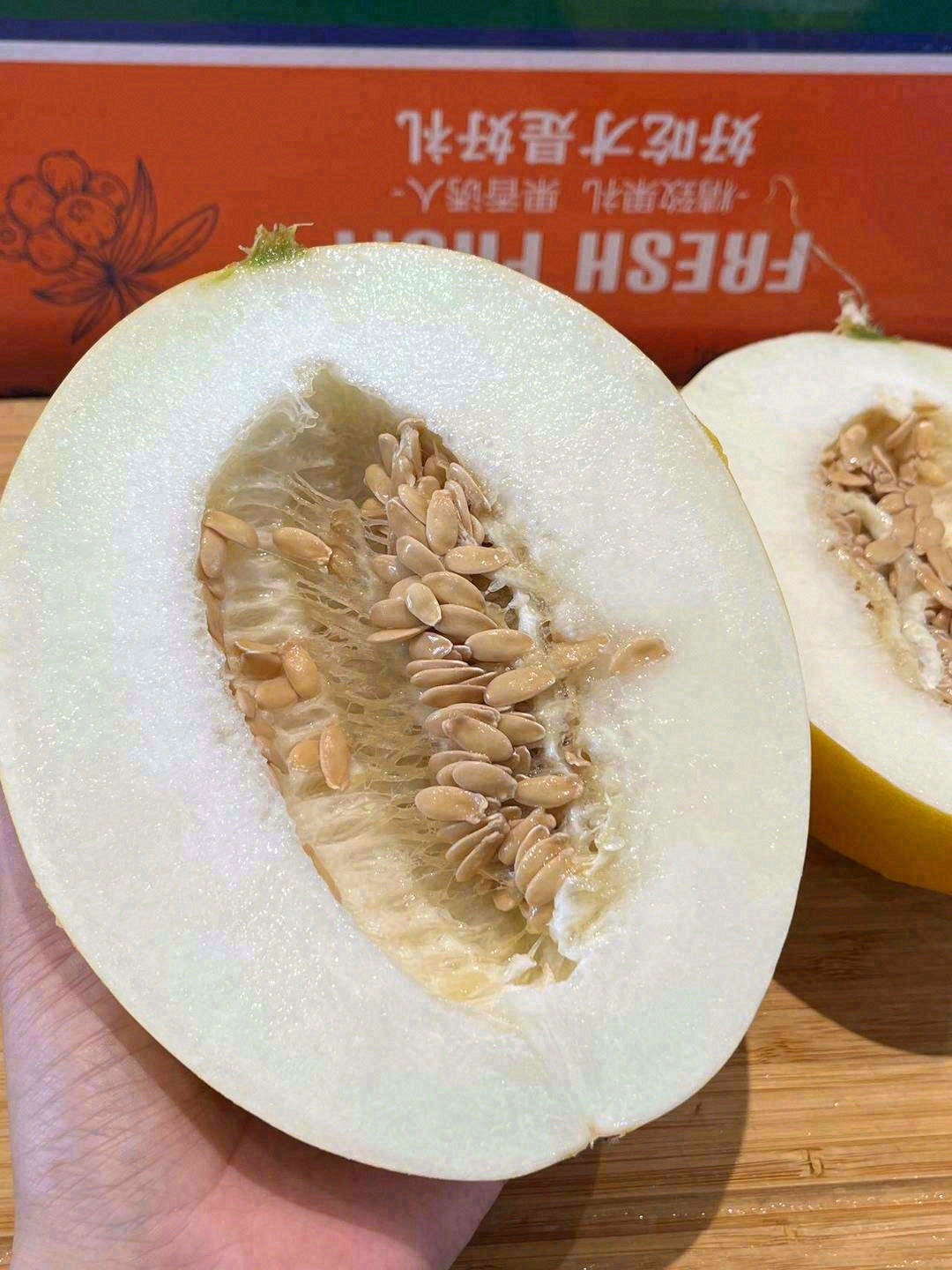 拿在手里🤲，金黄浑圆🍈 凑近一闻，一股甜 配图2