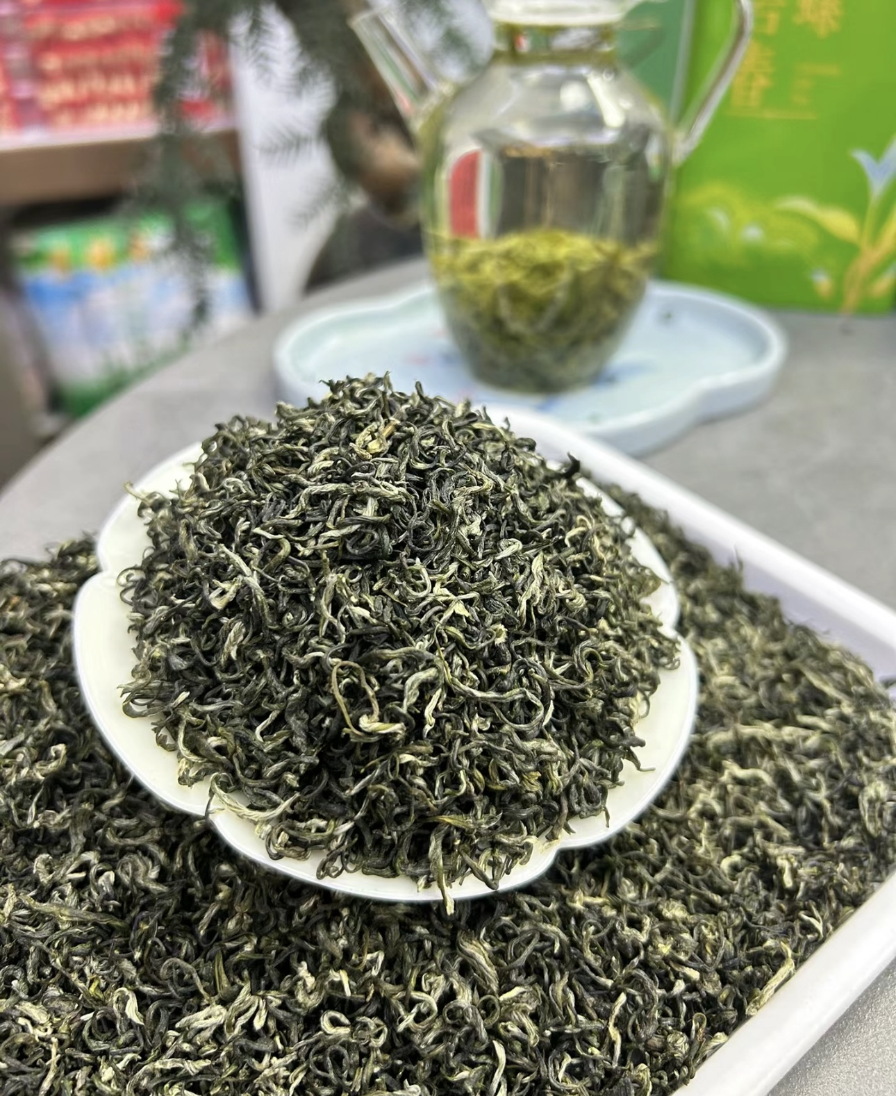 碧螺春的特点十分鲜明，其外形条索纤细，茸 配图1