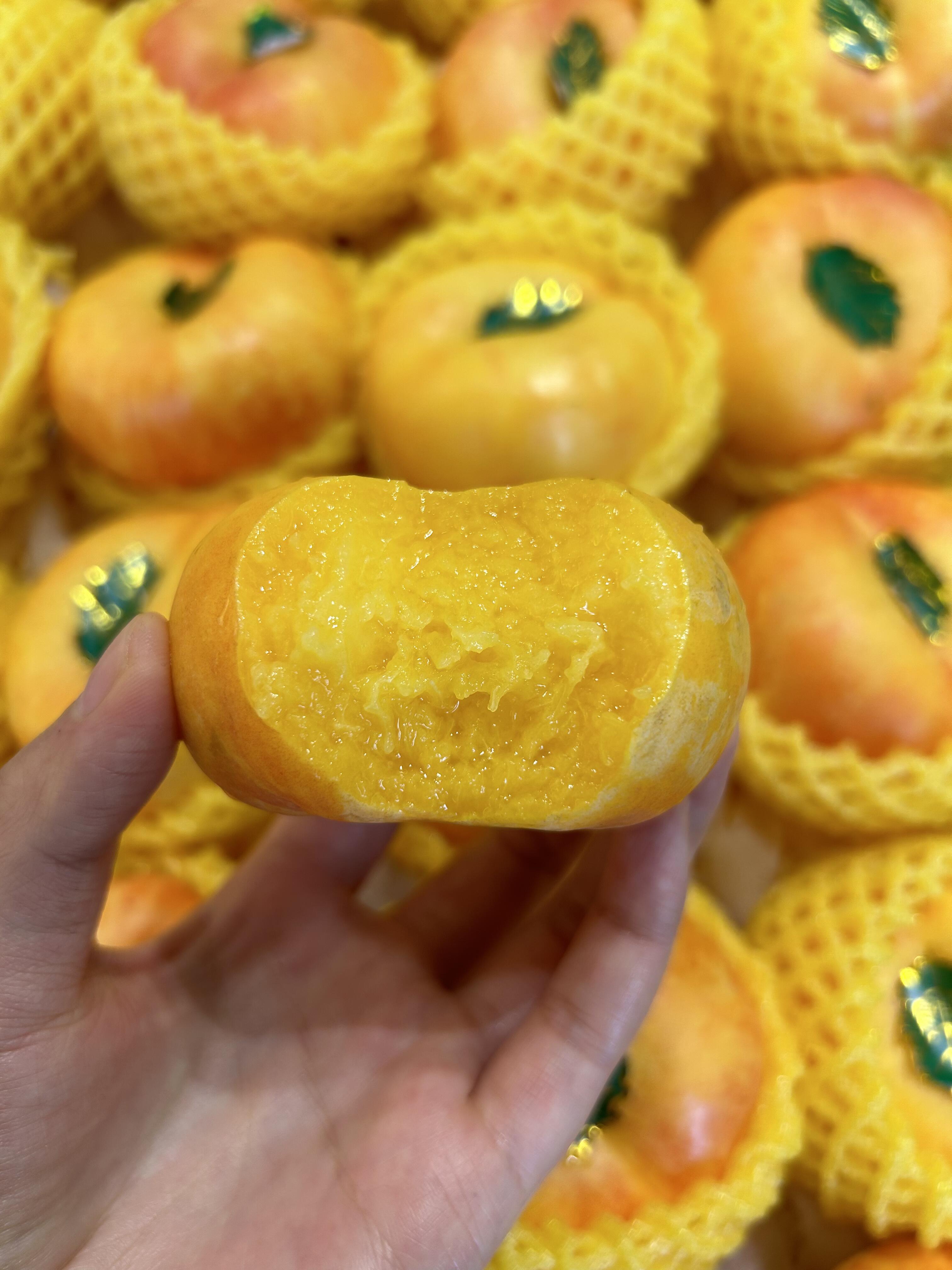 🍑黄油蟠桃上架啦✨ 黄澄澄的外皮和果肉， 配图1