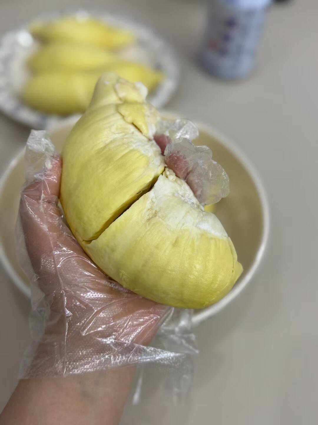 🤩现剥金枕榴莲，肥嘟嘟～ 果肉鲜嫩多汁， 配图1