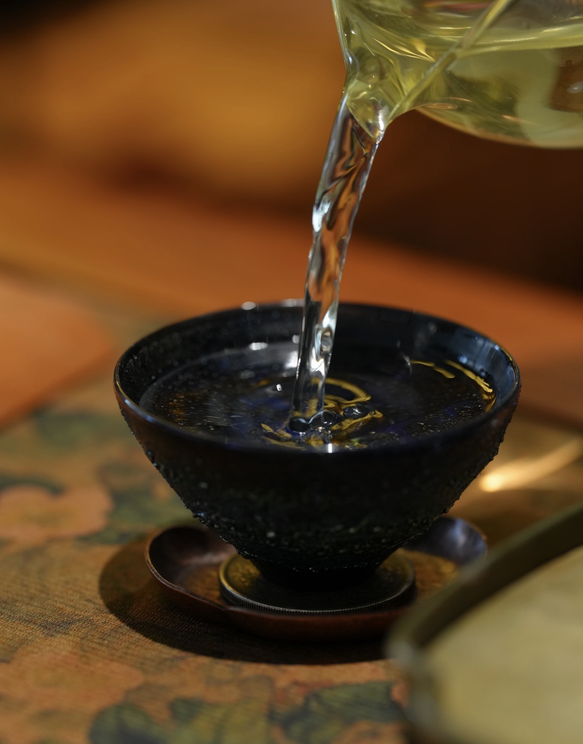 春风入茶山，安吉白茶头采上新。叶白脉翠， 配图3