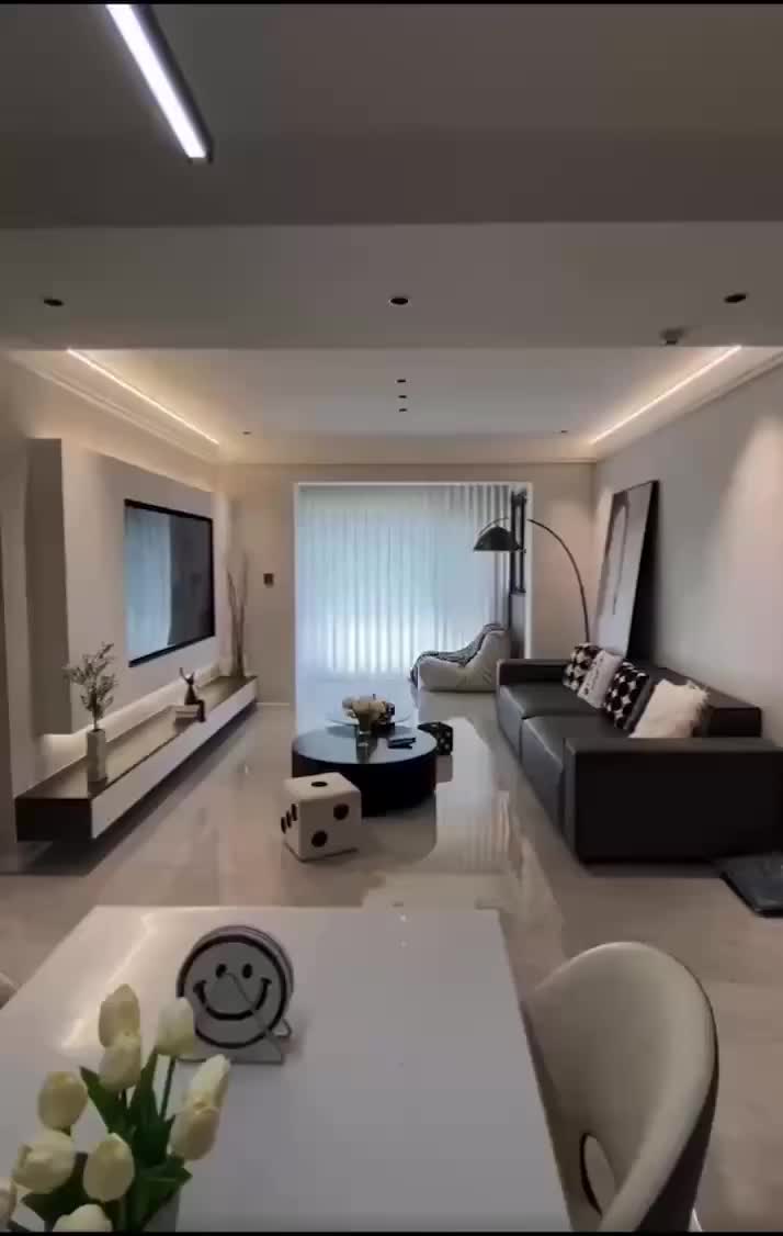 万物需要阳光， 生活需要方向， 新的一天