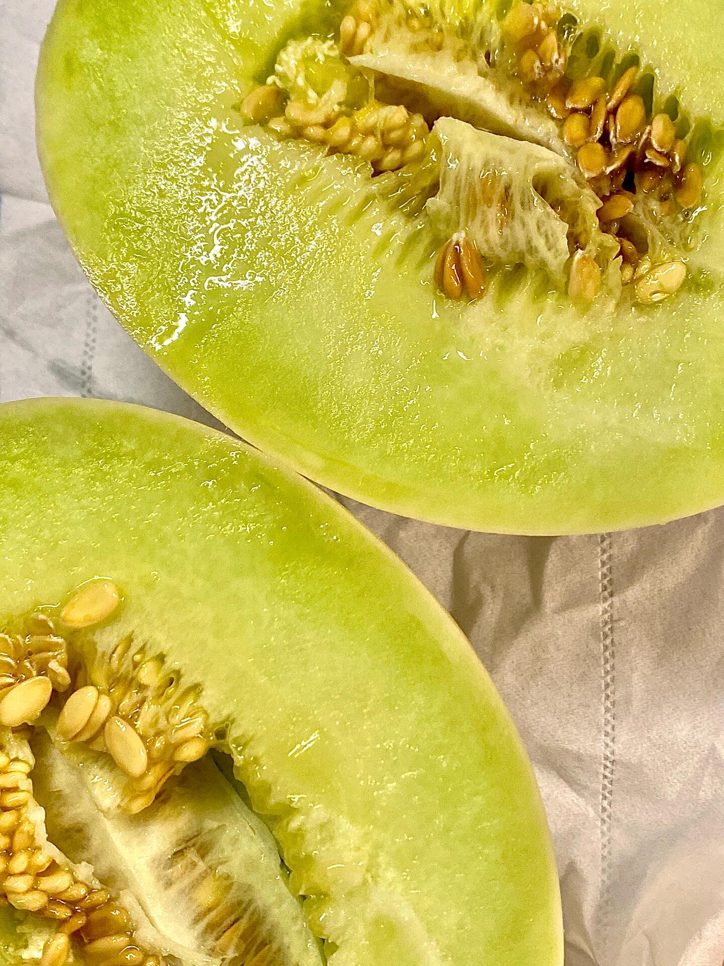 每天好心情，水果不能停😋 玉菇甜瓜🍈，皮 配图1