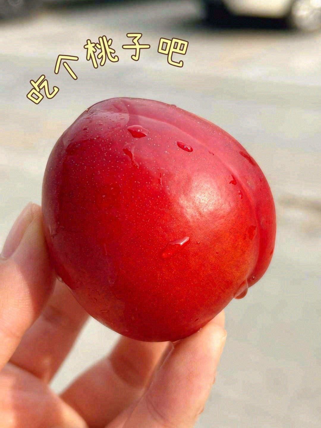 🍑果肉淡黄淡黄的，口感甜蜜略带一点点的酸 配图1