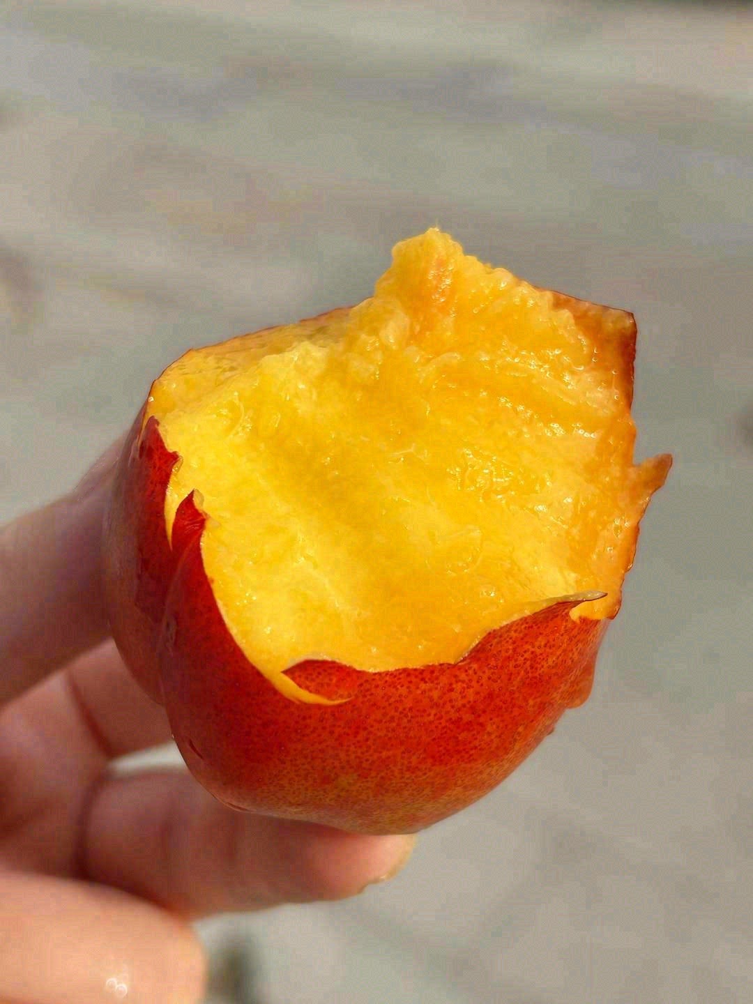 🍑果肉淡黄淡黄的，口感甜蜜略带一点点的酸 配图2