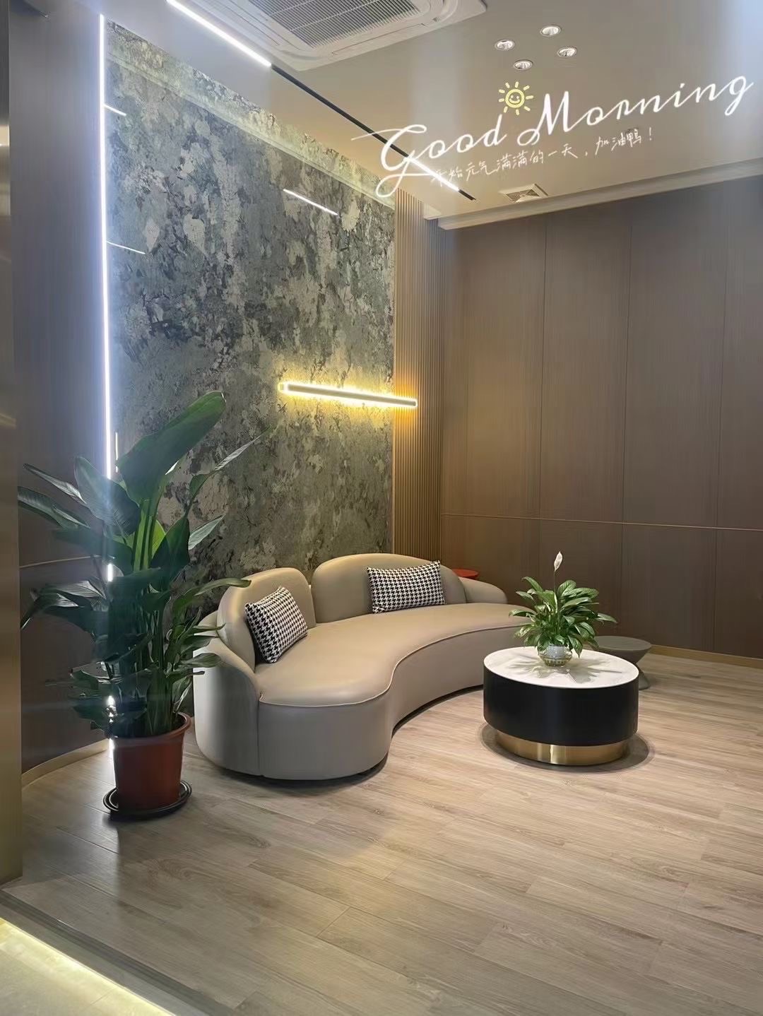 一个车位十几w，车子睡 一个衣柜大几w， 配图2