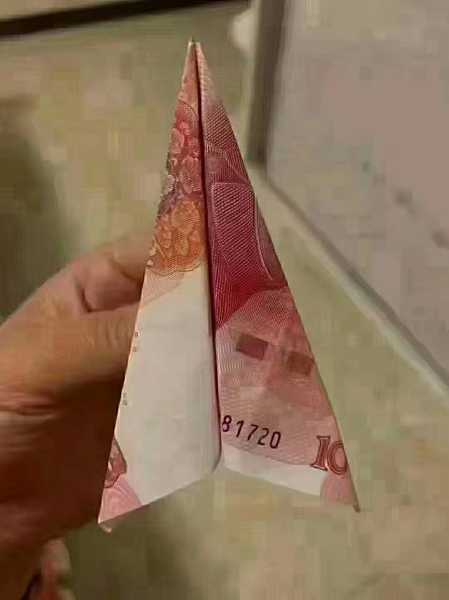这架飞机成本100元 加上人工费 我们报