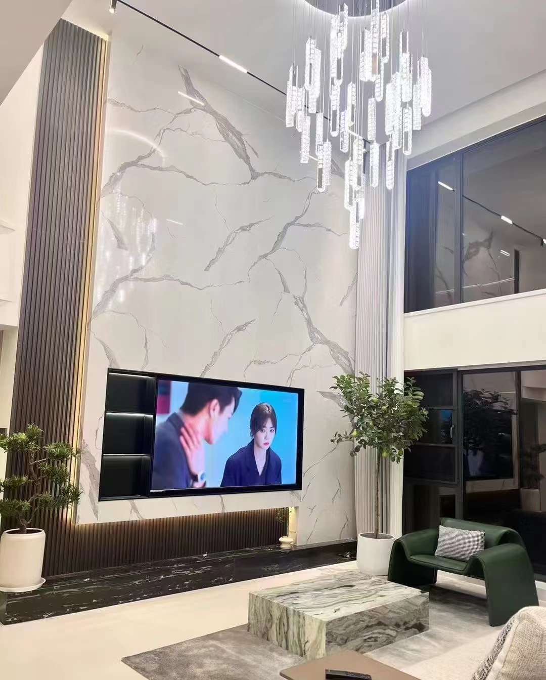 岩板安装入户实拍 ​效果肉眼可见，做墙面 配图2