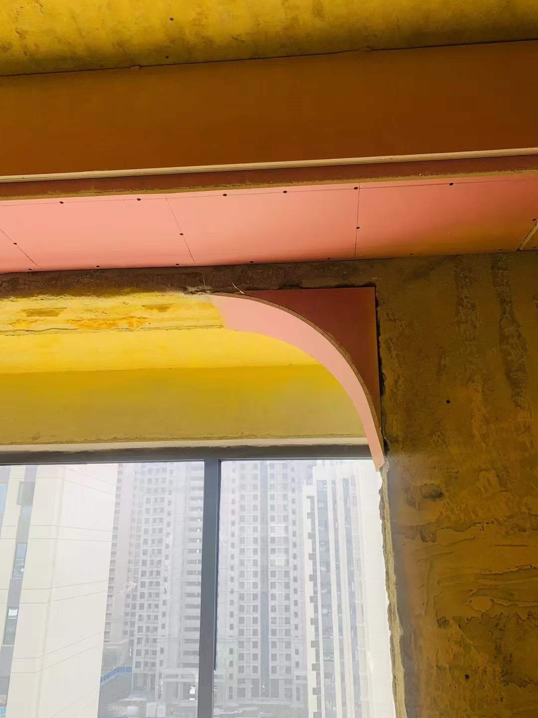 这个夏‮很天‬热， 但工地没法停。 水泥 配图1