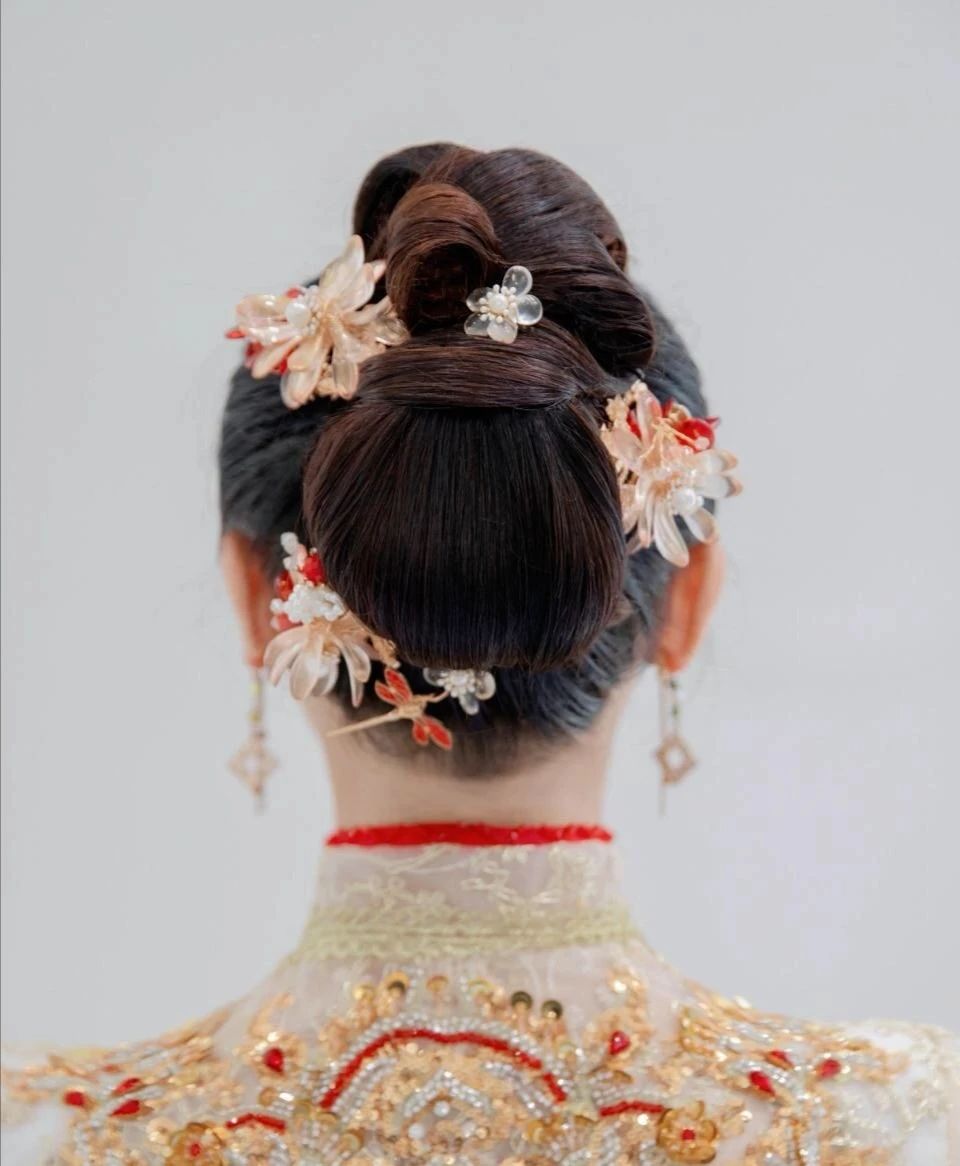 新娘婚礼当天 每一个角度都要美美的 后脑