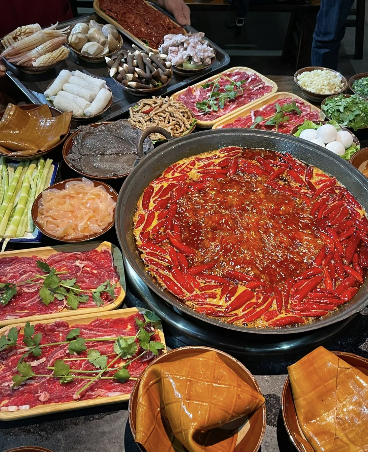 重庆火锅，麻辣鲜香！火红的锅底翻腾着热情 配图1
