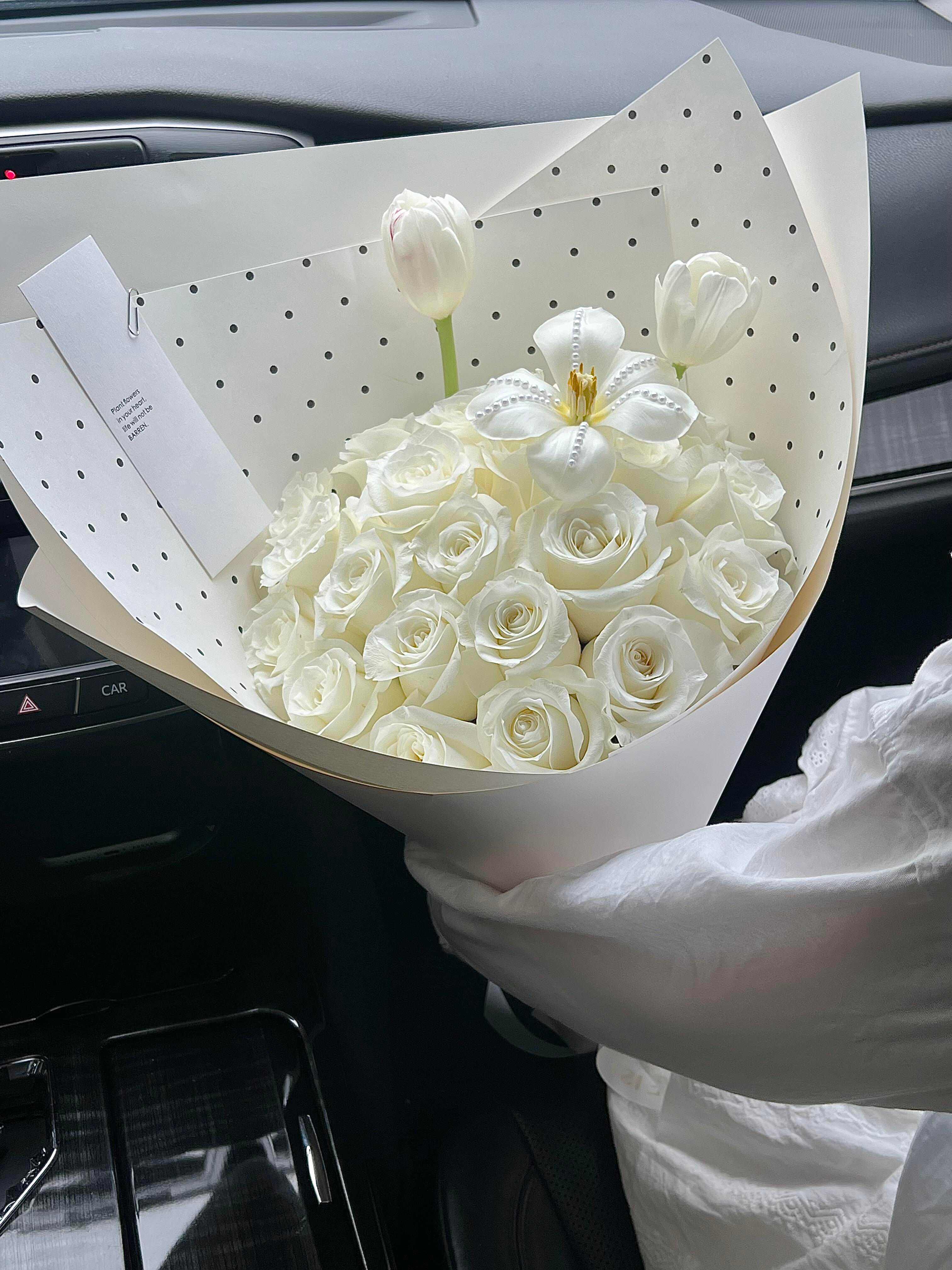 520的告白花束已就位🌼 白玫瑰的温柔🤍 配图2