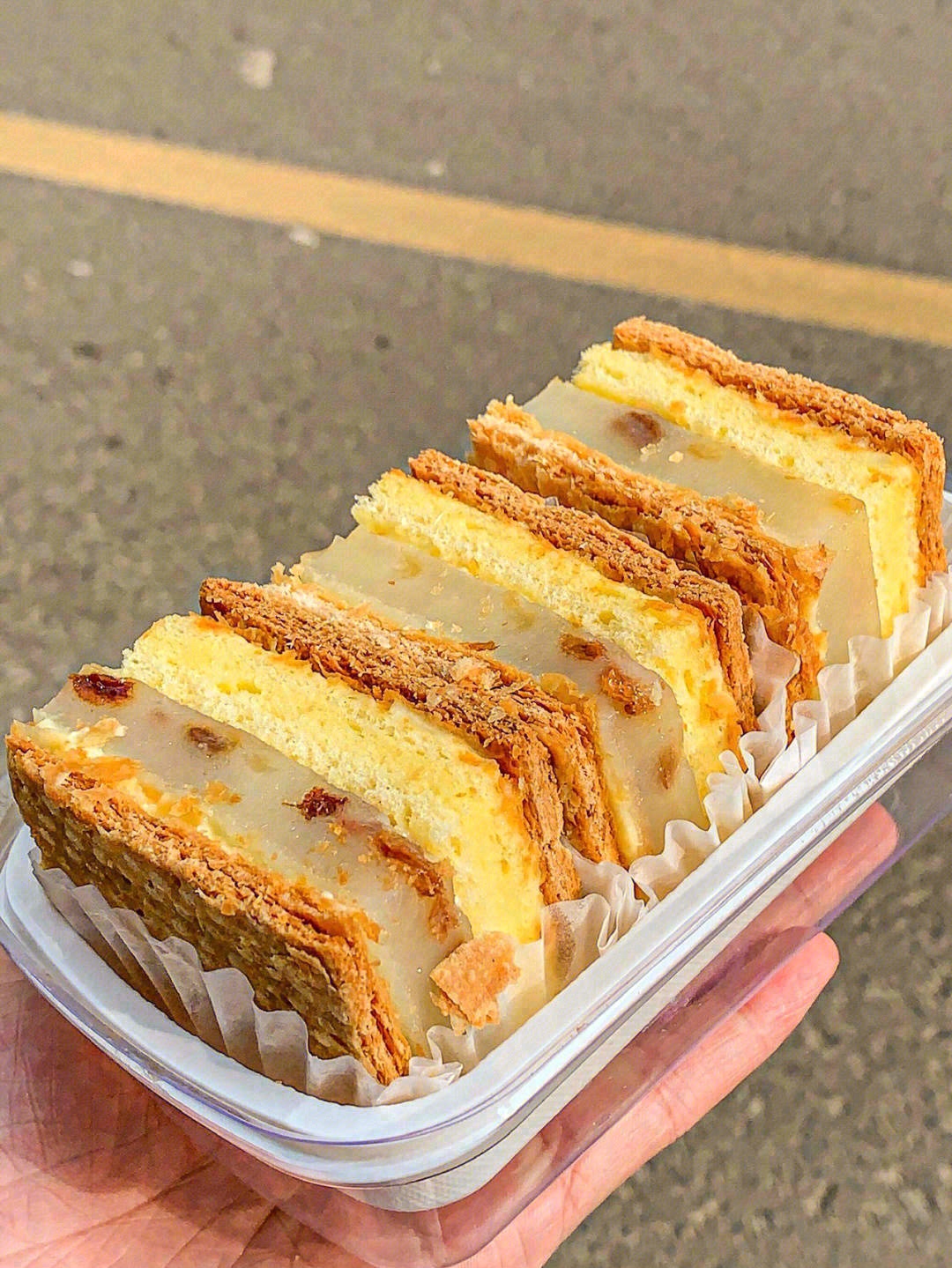 非凡口感的酥皮🥞，轻轻拿起一小块，还未到 配图1