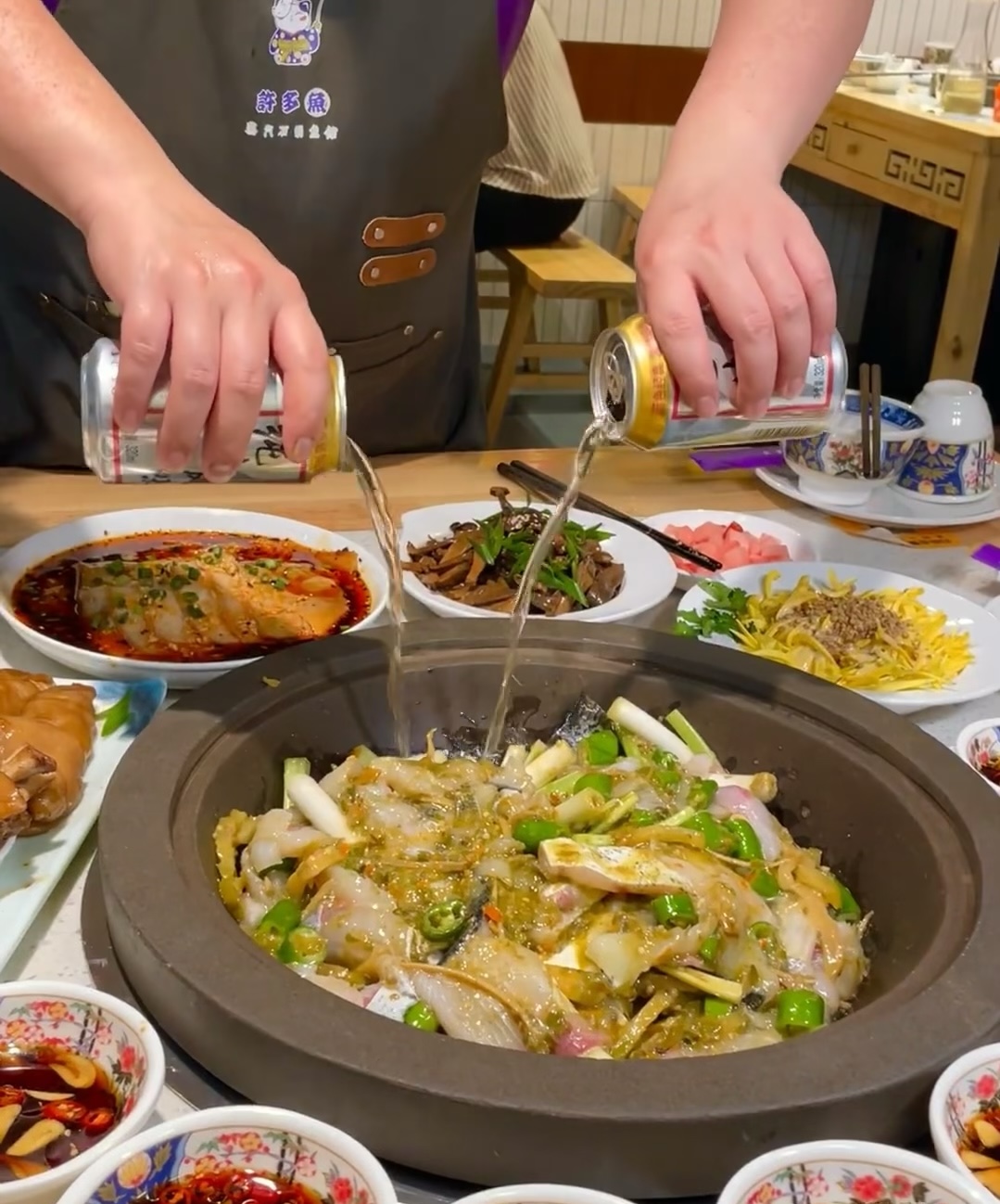 整条的鱼和配菜入石锅中焖煮八分钟就可以吃 配图2