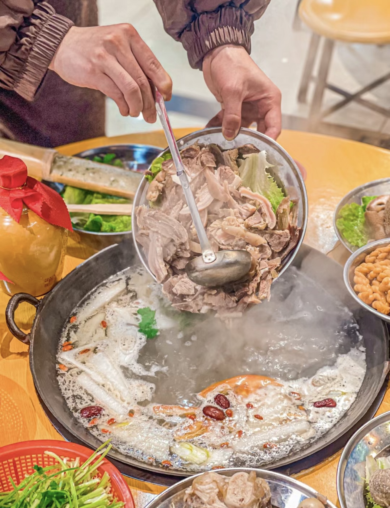 羊肉火锅，暖心暖胃。精选鲜嫩羊肉，在热辣 配图1