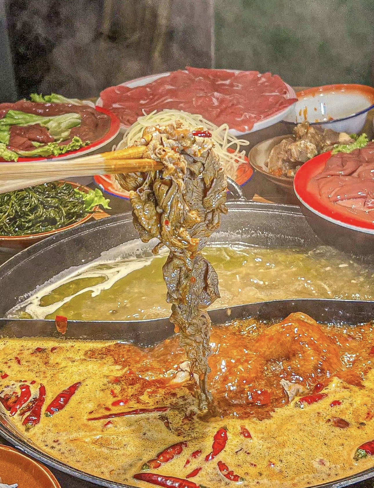 走进火锅店，热闹氛围扑面而来。鲜嫩食材入 配图1