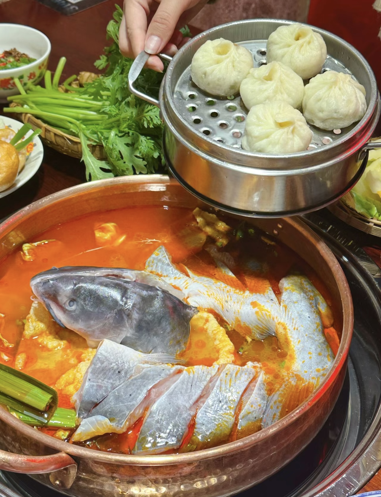 酸香四溢的酸汤鱼火锅来啦！新鲜鱼肉在酸辣 配图2