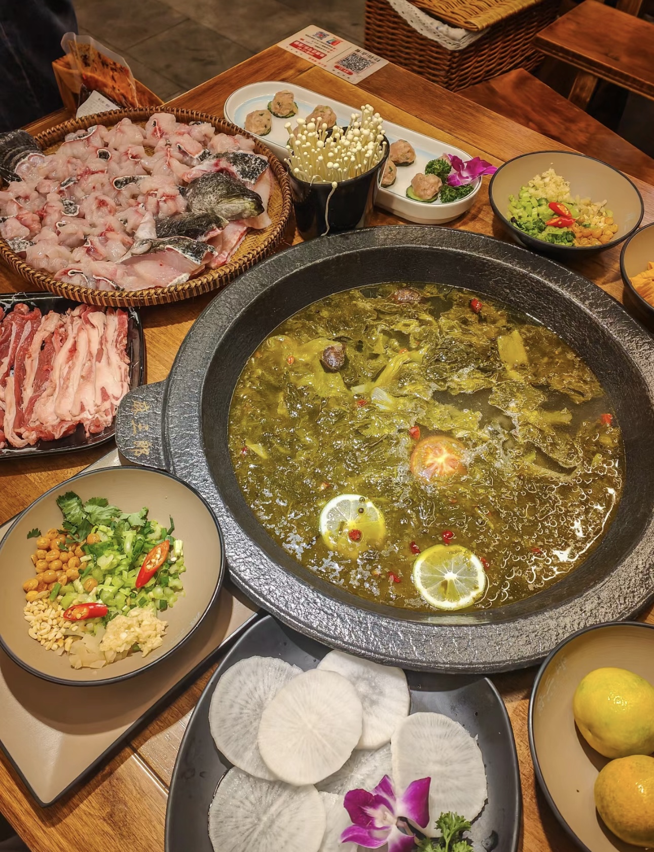 来一锅酸汤鱼火锅，酸辣的汤汁浸润着鲜美的 配图1