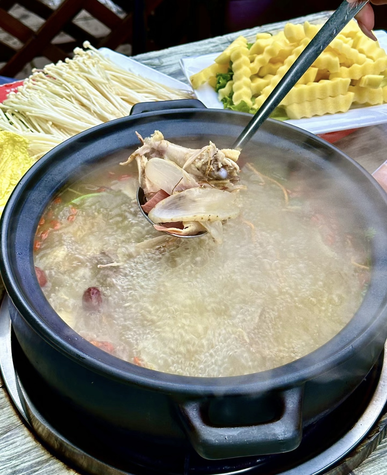 天麻火腿鸡，将天麻的醇厚、火腿的咸香与鸡 配图3