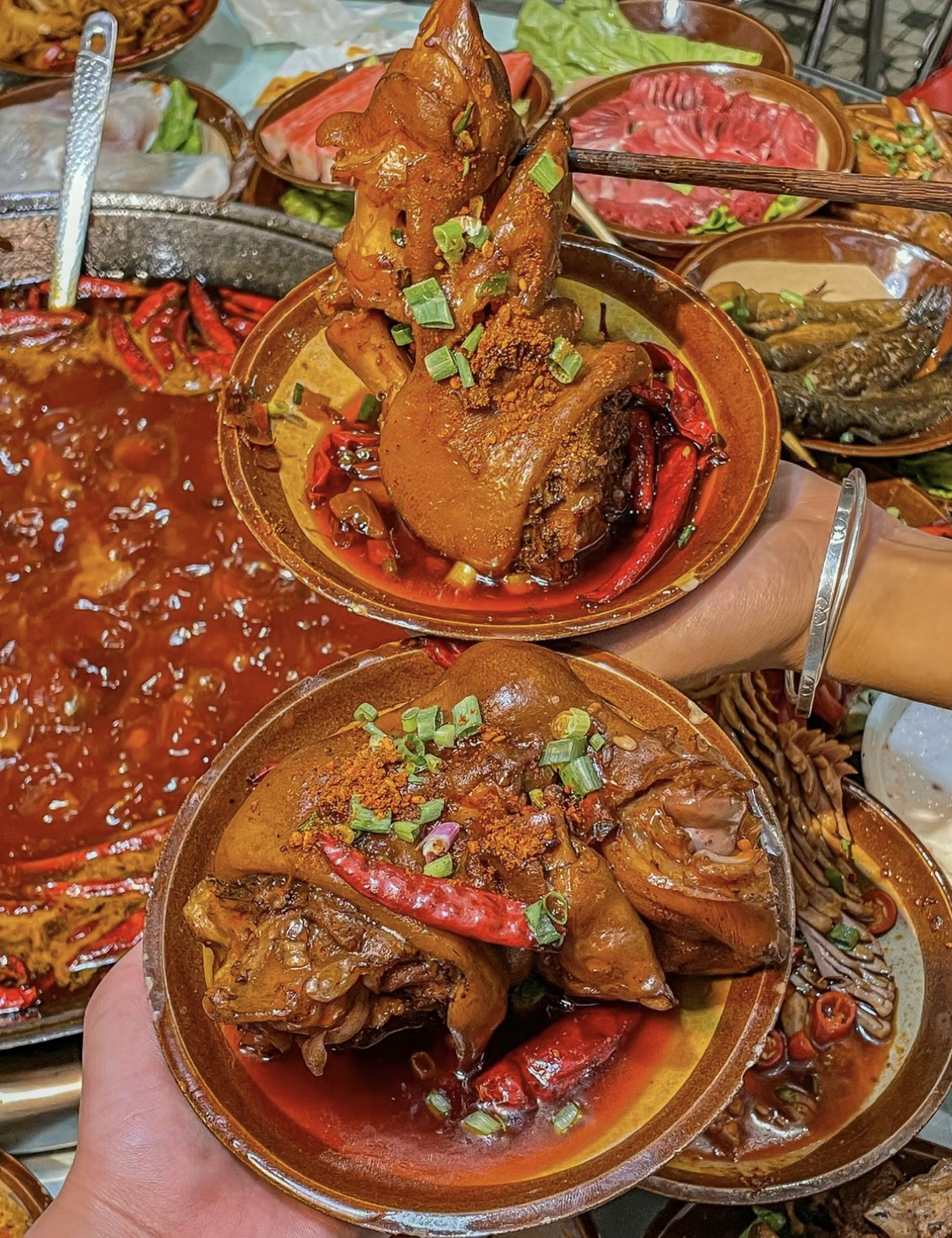 邂逅美味猪蹄火锅！猪蹄在锅中炖煮得软糯入 配图3