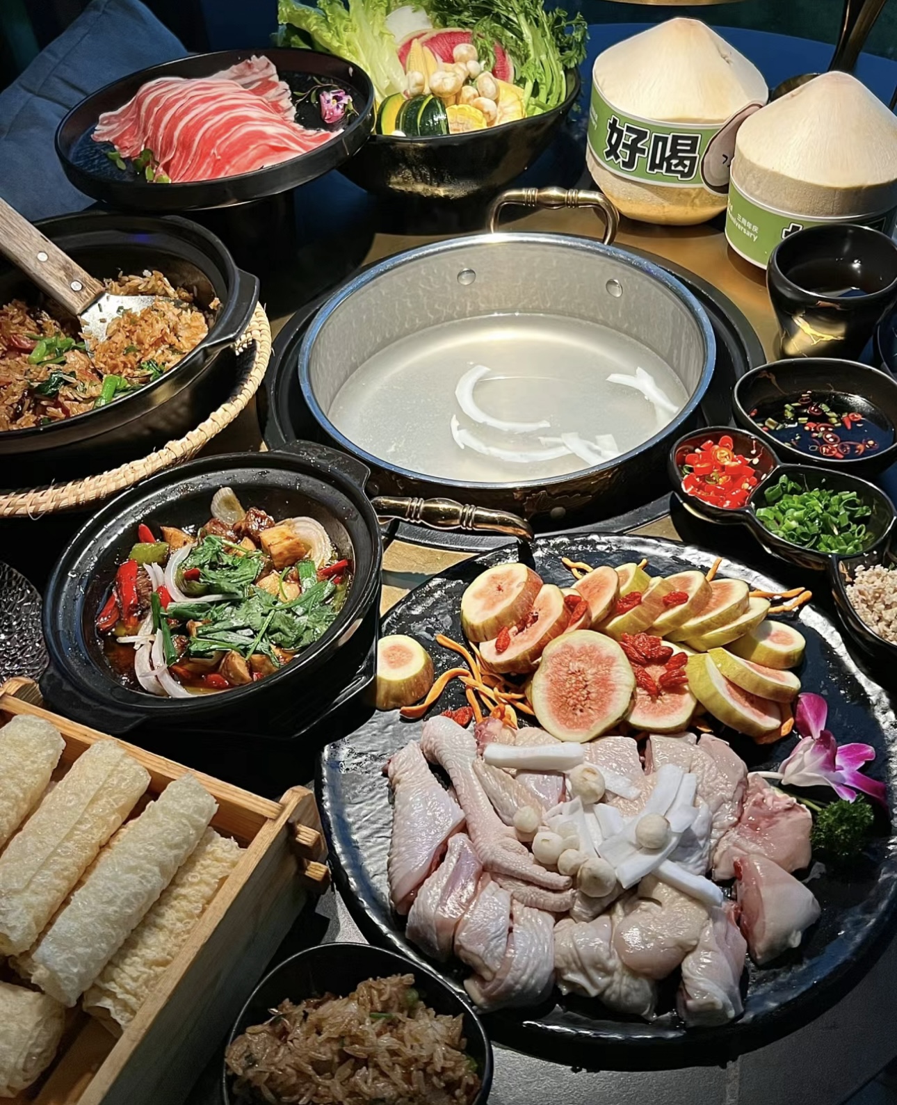 清甜椰汁与鲜嫩鸡肉共舞，成就椰子鸡火锅。 配图1