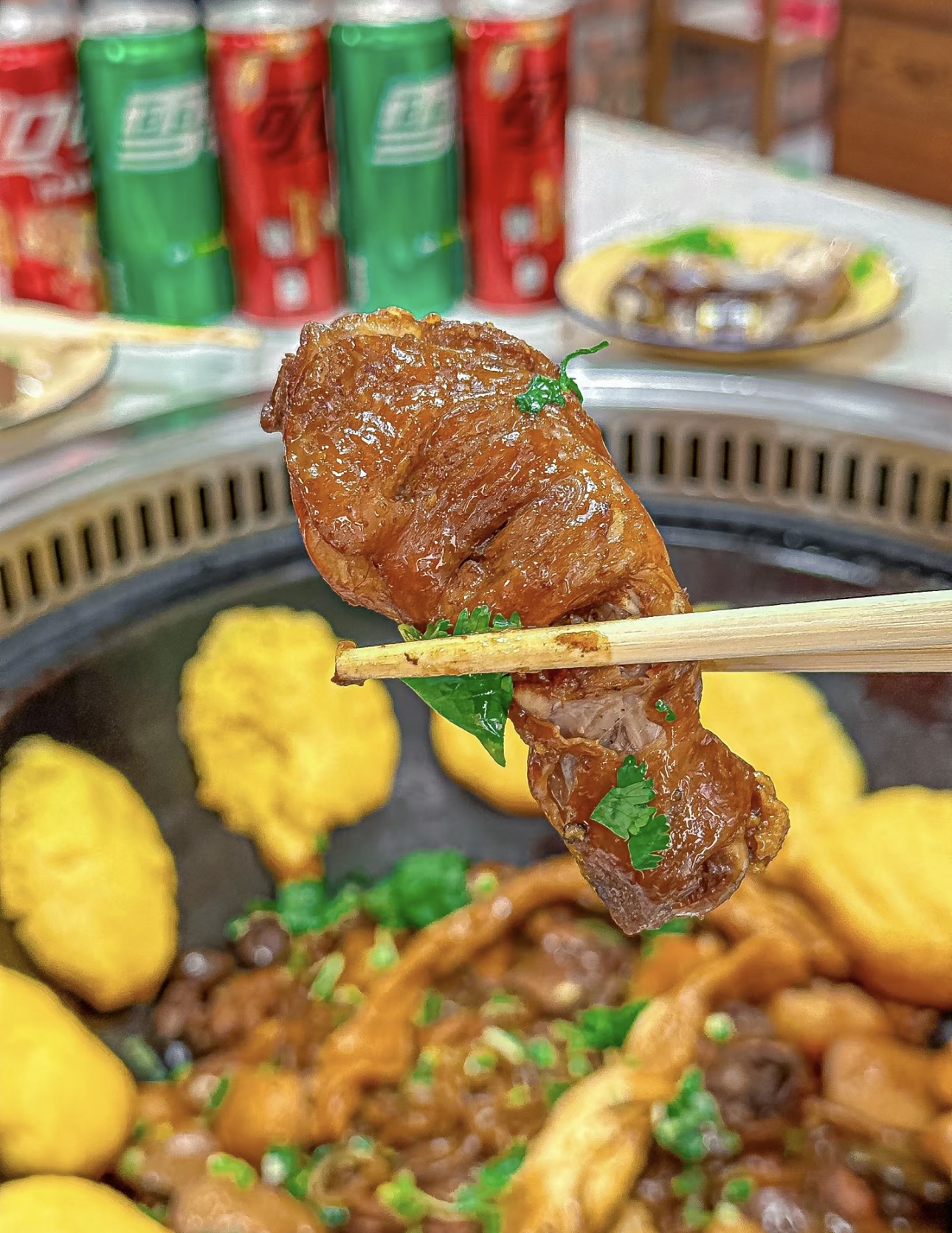 铁锅之中，鸡肉与香料相拥共舞，演绎着一场 配图3