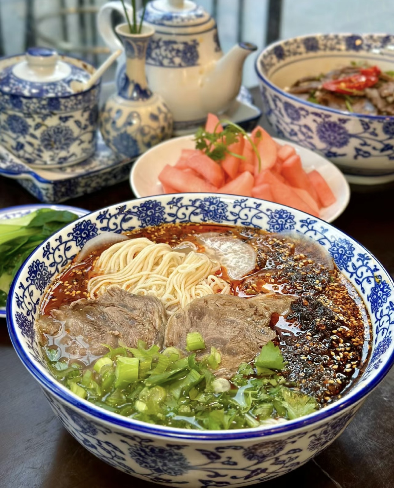 兰州拉面，细长的面条，鲜美的汤头，薄如蝉 配图1