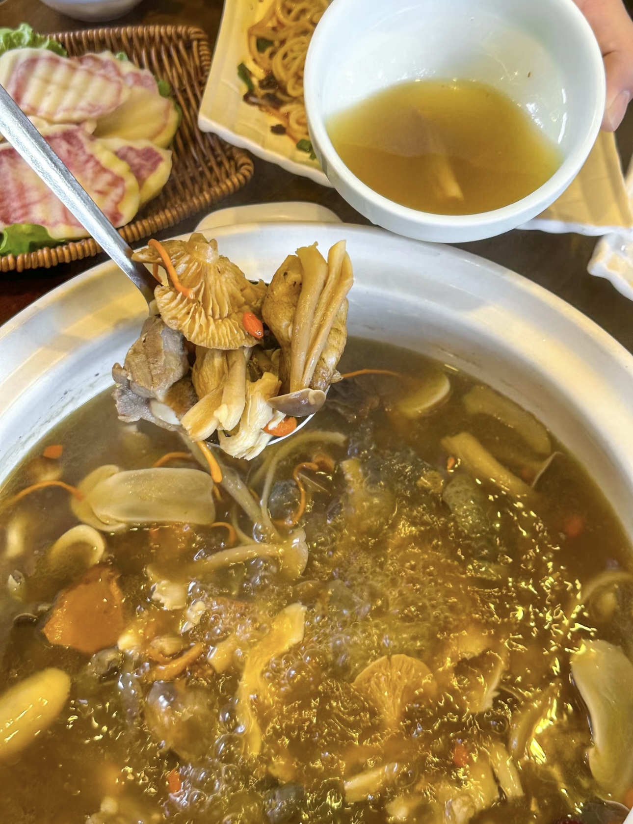 菌子火锅，多种鲜美的菌菇汇聚一锅，熬出浓 配图3