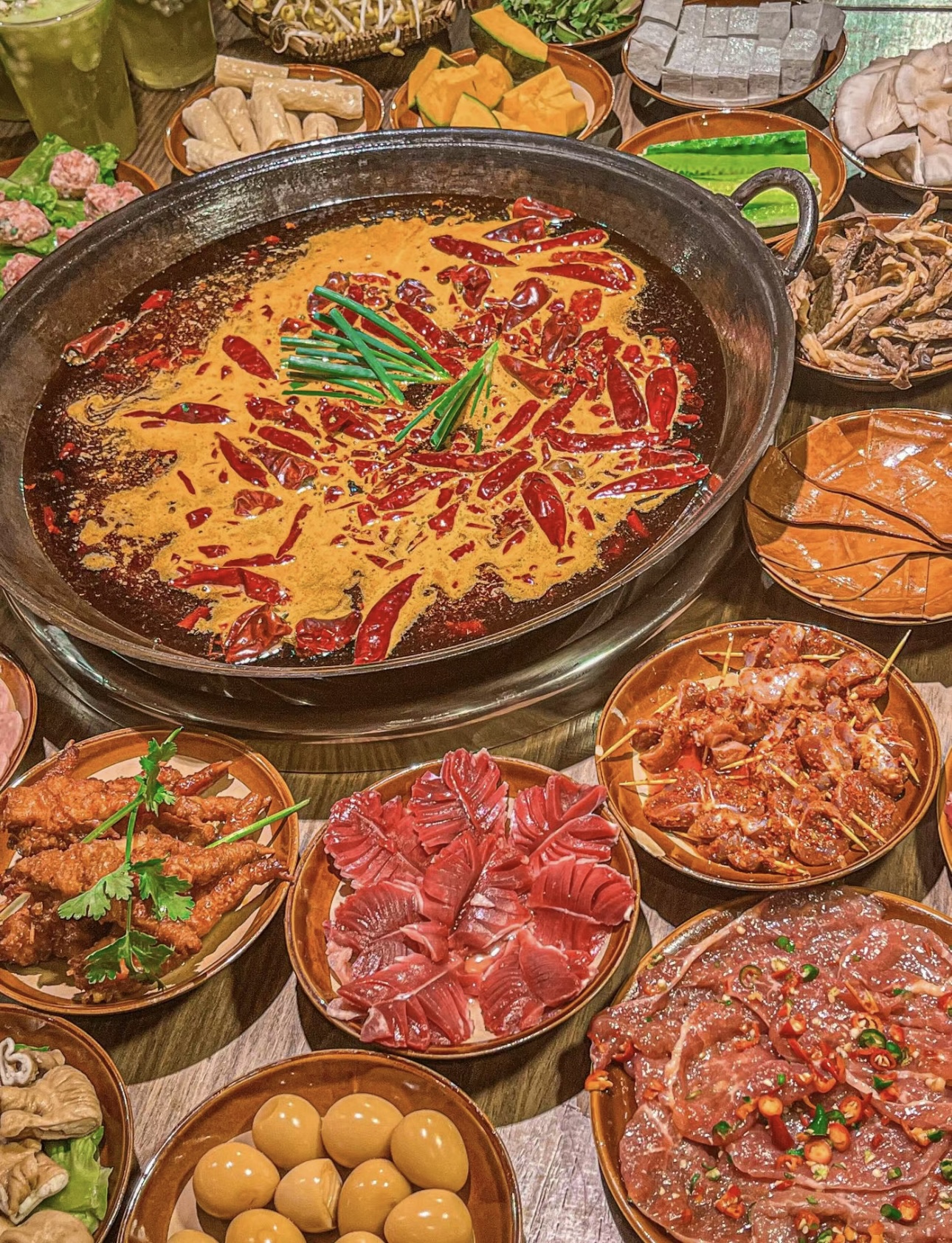 重庆火锅，魅力难挡！热辣锅底，食材丰富。 配图2